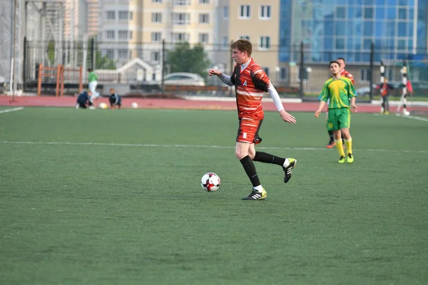 オレンブルク、ロシア8 6月2017年:男の子はサッカーをします — ストック写真