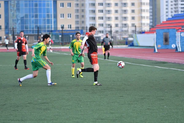 Orenburg, Rusia, 8 de junio de 2017 año: Los niños juegan fútbol —  Fotos de Stock
