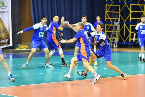 Orenburg, Rússia - 11-13 Fevereiro 2018 ano: meninos jogar no handebol — Fotografia de Stock