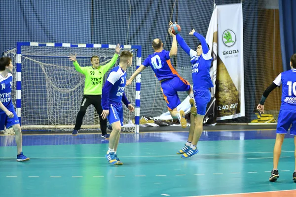 Orenburg, russland - 11-13 februar 2018 jahr: boys play in handball — Stockfoto