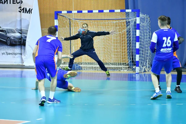 Orenburg, russland - 11-13 februar 2018 jahr: boys play in handball — Stockfoto