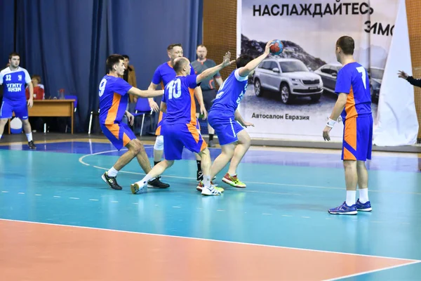 Orenburg, Russie - 11-13 février 2018 année : les garçons jouent au handball — Photo