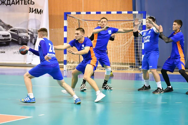 Orenburg, Rusland - 11-13 februari 2018 jaar: jongens spelen in Handbal — Stockfoto