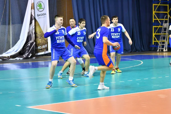 Orenburg, Rusia - 11-13 Febrero 2018 año: niños juegan en balonmano — Foto de Stock