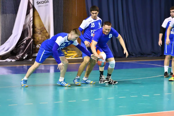 Orenburg, Rusia - 11-13 Febrero 2018 año: niños juegan en balonmano — Foto de Stock