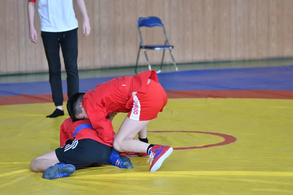 Orenburg, Rússia - 23 de fevereiro de 2019: Competições de meninos Sambo — Fotografia de Stock