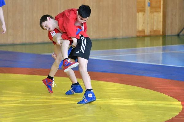 Orenburg, Rússia - 23 de fevereiro de 2019: Competições de meninos Sambo — Fotografia de Stock