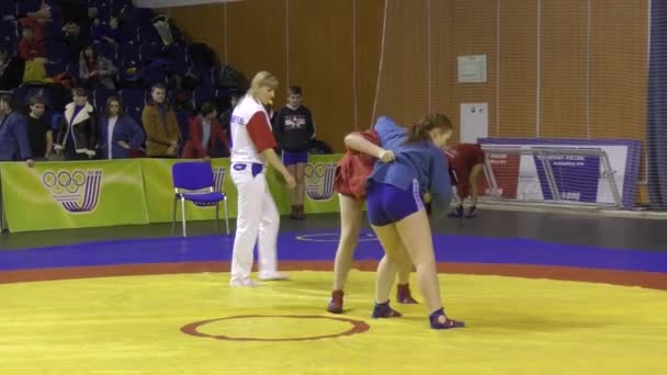 俄罗斯奥伦堡 2016年3月13日 在奥伦堡公开赛上 女孩在没有武器的情况下进行自卫比赛 — 图库视频影像