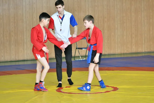 Orenburg, Oroszország - 2019. február 23.: Fiúk versenyek Sambo — Stock Fotó