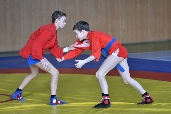 Оренбург, Россия - 23 февраля 2019 года: Соревнования по самбо среди мальчиков — стоковое фото