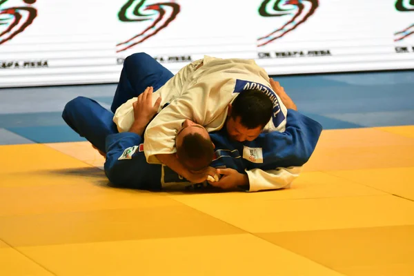 Orenburg, Rusia - 12-13 de mayo de 2018: Los niños compiten en Judo —  Fotos de Stock