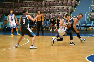 Orenburg, Rusya - 13-16 Haziran 2019 yıl: Erkekler basketbol oynuyor