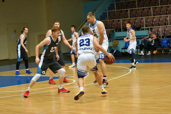 Orenburg, Russia - 13-16 June 2019 year: Men play basketball — Stock Photo, Image