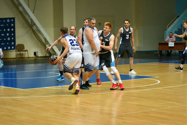 Orenburg, Rússia - 13-16 Junho 2019 ano: Homens jogar basquete — Fotografia de Stock