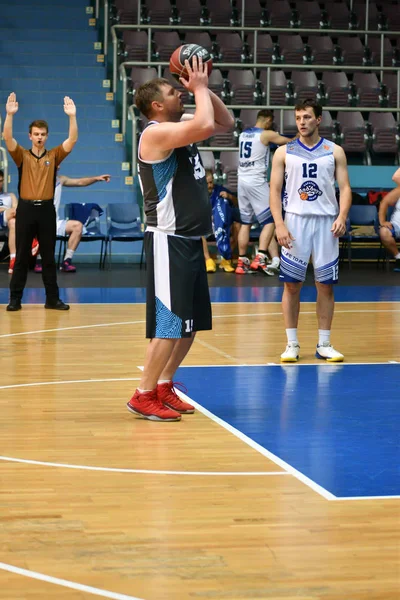 Orenburg, Russia - 13-16 June 2019 year: Men play basketball — Stock Photo, Image