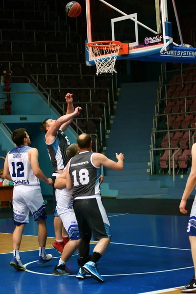 Orenburg, Russia - 13-16 June 2019 year: Men play basketball — Stock Photo, Image