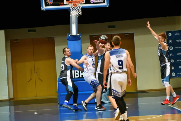 Orenburg, Rosja-13-16 czerwca 2019 rok: Mężczyźni grają w koszykówkę — Zdjęcie stockowe