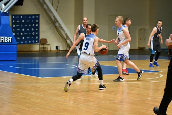 Orenburg, Ryssland-13-16 juni 2019 år: män spela basket — Stockfoto