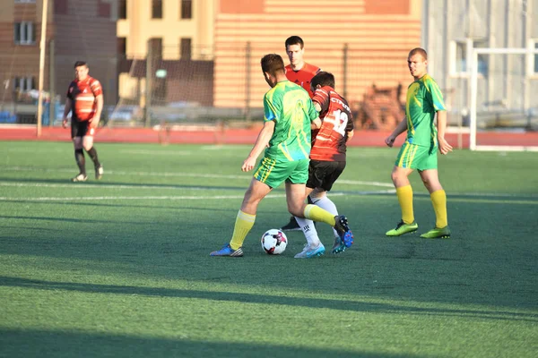 Orenburg, Russia � 8 June 2017 year: Boys play football — Stock Photo, Image