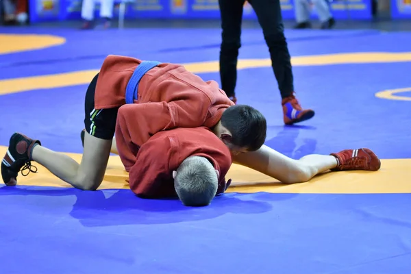 Orenburg, russland - 16. februar 2019: jungs wettbewerbe sambo — Stockfoto