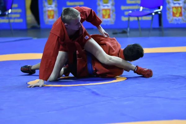 Orenburg, Rússia - 16 de fevereiro de 2019: Competições de meninos Sambo — Fotografia de Stock