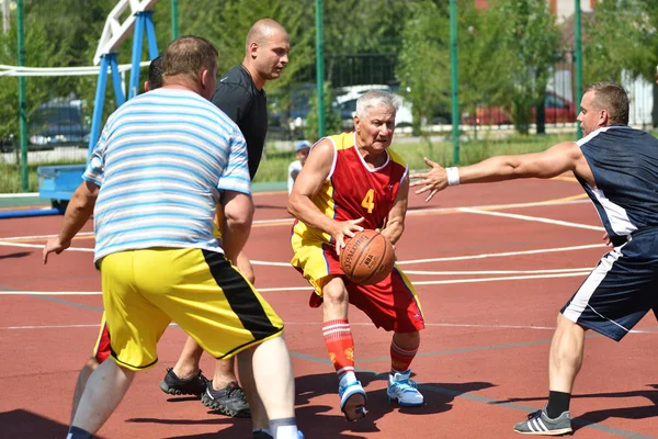 Orenburg, Oroszország - 2017. július 30. év: férfi utcai kosárlabda játék Stock Fotó