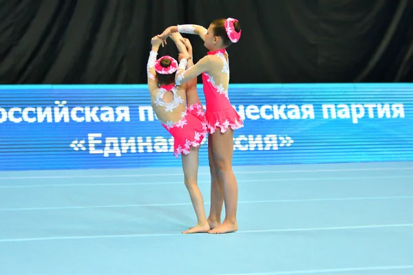 Orenburg, russland, dez 14, 2017 jahr: mädchen wetteifern in sport akrobatik — Stockfoto
