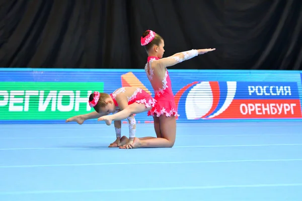 Orenburg, Russie, 14 décembre 2017 année : les filles concourent dans les acrobaties sportives — Photo