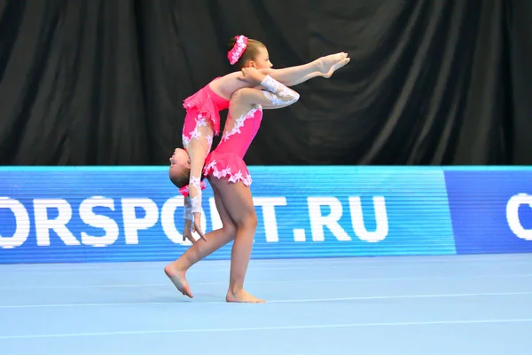 Orenburg, Russia, 14 dicembre 2017 anno: le ragazze gareggiano nelle acrobazie sportive — Foto Stock