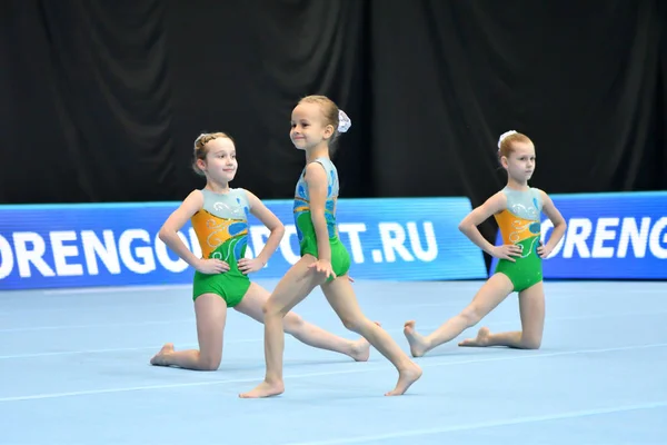 Orenburg, Rusia, 14 de diciembre de 2017 año: chica compite en acrobacias deportivas —  Fotos de Stock