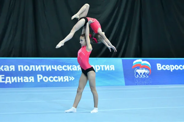 Orenburg, Rusia, 14 de diciembre de 2017 año: chica compite en acrobacias deportivas —  Fotos de Stock