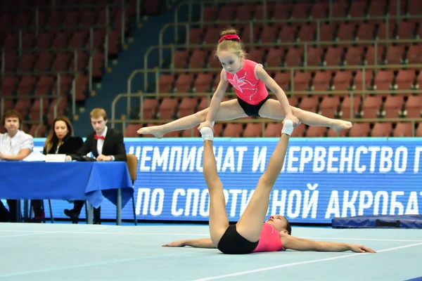 Orenburg, Rosja, 14 grudnia 2017 rok: Dziewczyna konkurować w sporcie akrobics — Zdjęcie stockowe