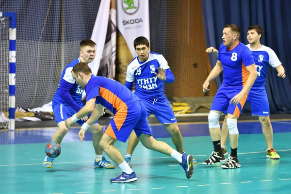 Orenburg, Rússia - 11-13 Fevereiro 2018 ano: meninos jogar no handebol — Fotografia de Stock