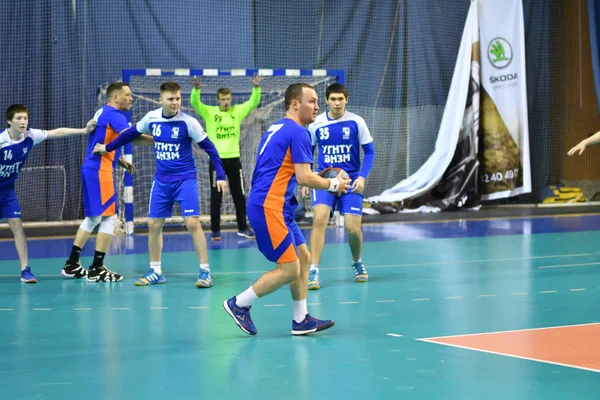 Orenburg, Rússia - 11-13 Fevereiro 2018 ano: meninos jogar no handebol — Fotografia de Stock