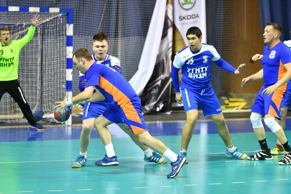 Orenburg, Rússia - 11-13 Fevereiro 2018 ano: meninos jogar no handebol — Fotografia de Stock