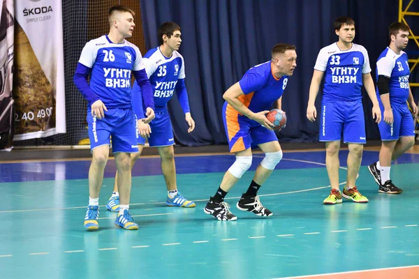 Orenburg, Rusia - 11-13 Febrero 2018 año: niños juegan en balonmano — Foto de Stock