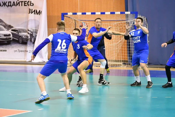 Orenburg, Rússia - 11-13 Fevereiro 2018 ano: meninos jogar no handebol — Fotografia de Stock