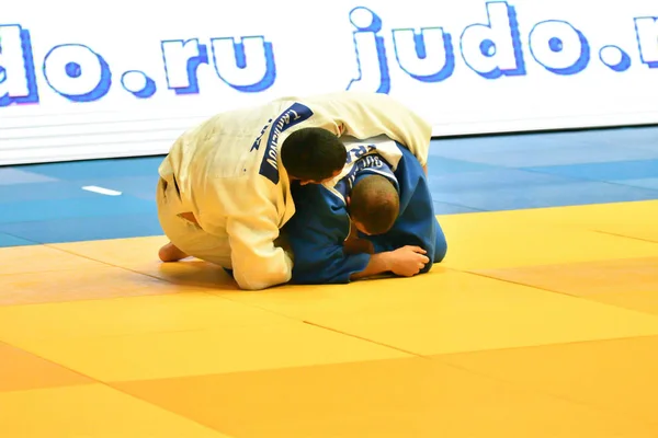 Orenburg, Russie - 12-13 mai 2018 : Des garçons concourent au judo — Photo