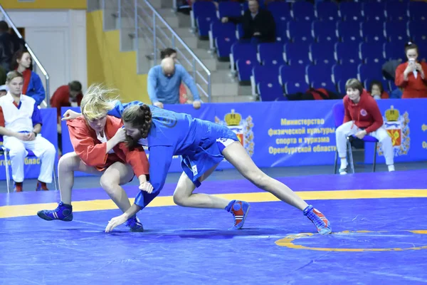 Orenburg, Rússia - 16 de fevereiro de 2019: competições de meninas Sambo — Fotografia de Stock