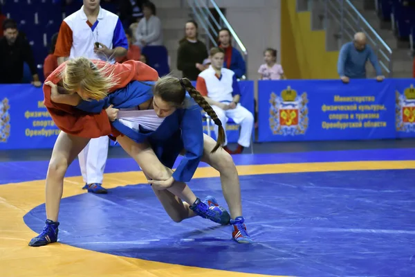 Orenburg, Rússia - 16 de fevereiro de 2019: competições de meninas Sambo — Fotografia de Stock