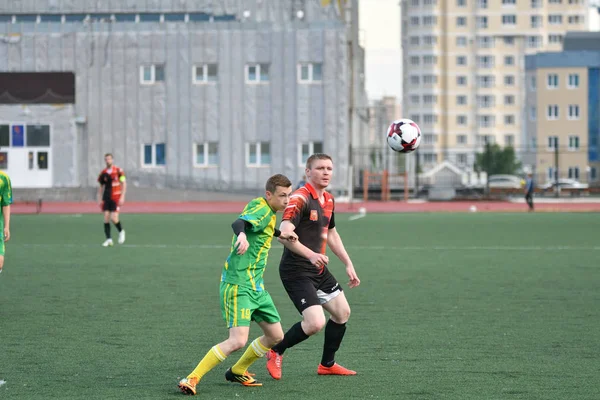 Orenburg, Rusko 8 Červen 2017 rok: kluci hrají fotbal — Stock fotografie