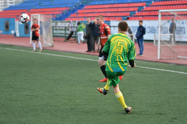 Оренбург, Росія 8 червень 2017 рік: хлопчики грають у футбол — стокове фото
