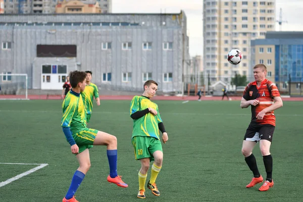 Orenburg, Rússia, 8 de junho de 2017 ano: Meninos jogam futebol — Fotografia de Stock