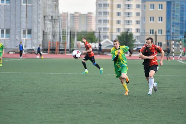 Orenburg, Rosja 8 czerwca 2017 roku: chłopcy grają w piłkę nożną — Zdjęcie stockowe