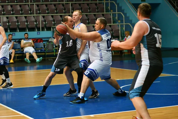 Orenburg, Russia - 13-16 June 2019 year: Men play basketball — Stock Photo, Image