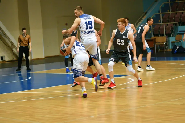 Orenburg, Russia - 13-16 June 2019 year: Men play basketball — Stock Photo, Image