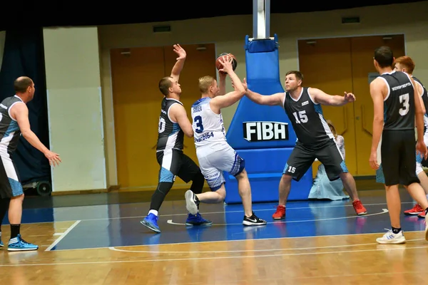 Orenburg, Rusya - 13-16 Haziran 2019 yıl: Erkekler basketbol oynuyor — Stok fotoğraf