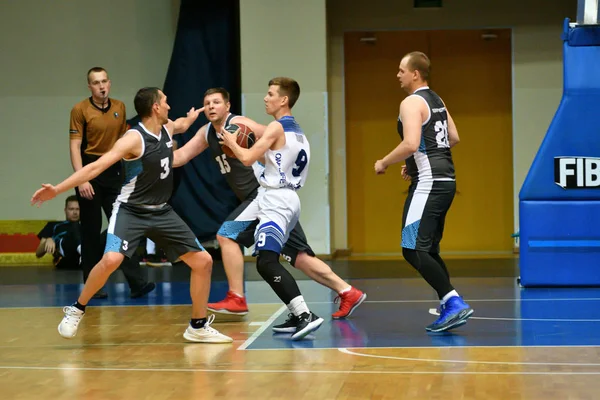 Orenburg, Russia - 13-16 June 2019 year: Men play basketball — Stock Photo, Image