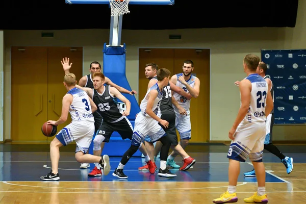 Orenburg, Russia - 13-16 June 2019 year: Men play basketball — Stock Photo, Image