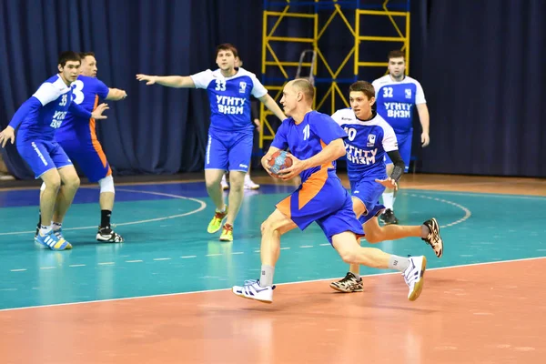 Orenburg, Rusland - 11-13 februari 2018 jaar: jongens spelen in Handbal — Stockfoto
